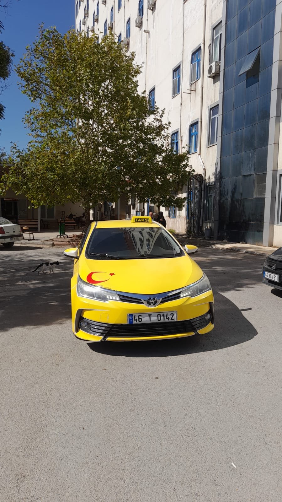 Hastane önünde bekleyen Yörükselim Çamlık Taksi aracı